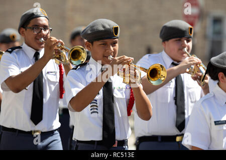 Chicago, Illinois, Stati Uniti d'America - 15 Settembre 2018: Pilsen il giorno dell indipendenza messicana Parade, Marching Band che indossa lo stile militare uniforme di andare verso il basso il stree Foto Stock