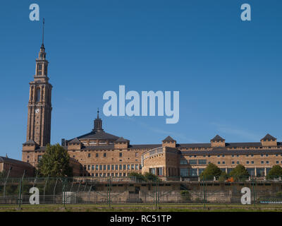 Vista generale de la Universidad LABORAL DE GIJON, obra iniciada en 1948 por el arquitecto Luís MOYA BLANCO. Asturias. España. Foto Stock