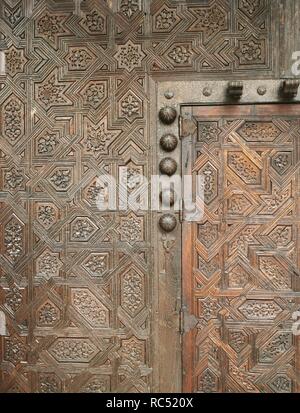 ARTE islamico. ESPAÑA. EPOCA NAZARI. Inicios del siglo XV. LA Alhambra. PALACIO REAL. Detalle de la PUERTA DE ENTRADA A LA SALA DE LA BARCA O DORADA. Estas puertas figlio de Montaje moderno, debido a que las primitivas se perdieron. GRANADA. Andalusia. Foto Stock