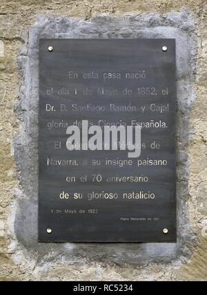 Santiago Ramon y Cajal (Petilla de Aragón, 1852-Madrid, 1934). Neuroscienziato spagnolo. Premio Nobel nel 1906. Una lapide commemorativa in occasione del settantesimo anniversario del suo compleanno. La facciata della sua casa natale. Petilla de Aragón, Navarra, Spagna. Foto Stock