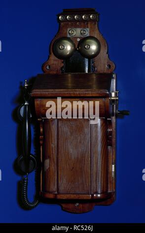 Manuale centralino telefonico con il telefono. LM Ericsson in servizio fino al 80s. Museo Ferroviario di Asturias, Gijon, Spagna. Foto Stock