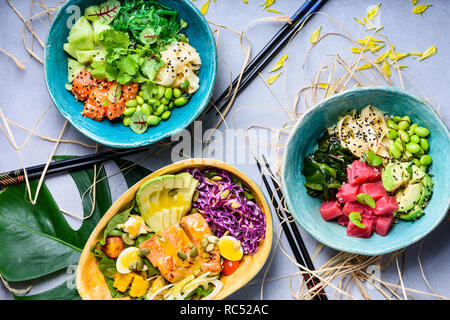 Hawaiian Ahi poke ciotola, Tonno e Salmone con alghe marine e edamame. Materie organiche. Vista dall'alto. Foto Stock