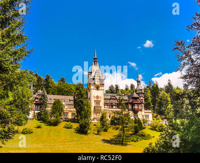 Il castello di Peleș in estate Foto Stock