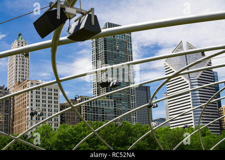 Downtown dal Millennium Park su un pomeriggio d'estate. Chicago, Illinois, Stati Uniti d'America. Foto Stock