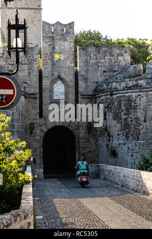 Il d'Amboise Gate (Greco: Πύλη ντ'Αμπουάζ), noto anche come il cancello di Amboise, è un grand gate appena al di sotto del Palazzo del Gran Maestro. Esso ha un tr Foto Stock