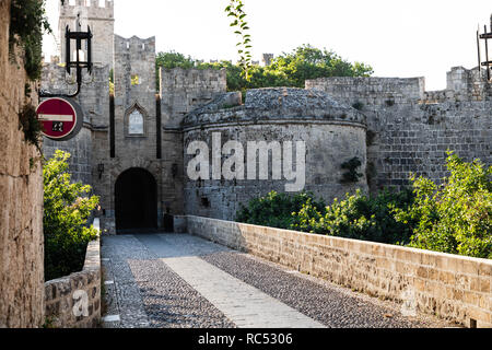 Il d'Amboise Gate (Greco: Πύλη ντ'Αμπουάζ), noto anche come il cancello di Amboise, è un grand gate appena al di sotto del Palazzo del Gran Maestro. Esso ha un tr Foto Stock