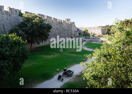 Il d'Amboise Gate (Greco: Πύλη ντ'Αμπουάζ), noto anche come il cancello di Amboise, è un grand gate appena al di sotto del Palazzo del Gran Maestro. Esso ha un tr Foto Stock