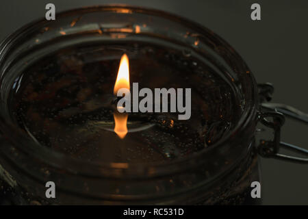 Candela in gel decorativa a bruciatura, profondità di campo bassa Foto Stock