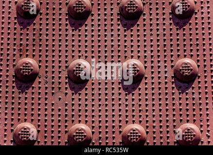 Un arrugginito metallo rosso texture è raffigurato, Dic 23, 2018 in Mobile, Alabama. Foto Stock