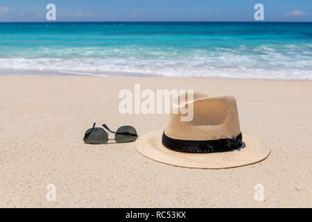 Accessori da spiaggia sulla spiaggia sabbiosa per le vacanze estive Foto Stock