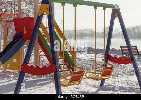 Parco giochi per bambini. Parco giochi per bambini nel parco.Parco giochi per bambini vuota. Foto Stock