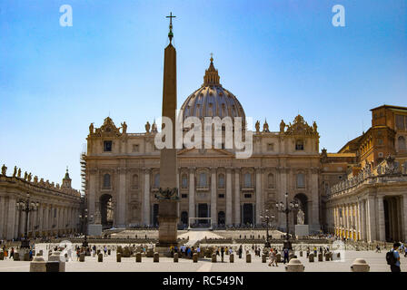 Città del Vaticano, Italia, Giugno 2008, turistico a piazza San Pietro Foto Stock