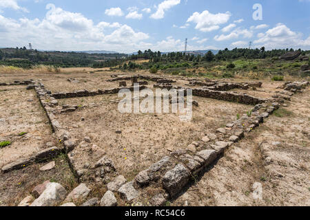 Rovine di un piccolo cluster di popolazione formata da numerose case di modesta costruzione presso il sito archeologico romano di San Gens vicino a Celorico da Beira, B Foto Stock