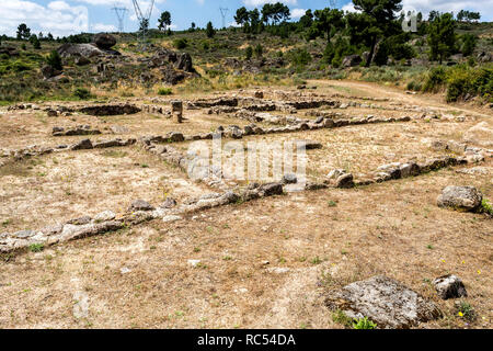 Rovine di un piccolo cluster di popolazione formata da numerose case di modesta costruzione presso il sito archeologico romano di San Gens vicino a Celorico da Beira, B Foto Stock