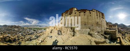 Vista panoramica del palazzo sopra la città buddista di Leh in Ladakh, India. Foto Stock