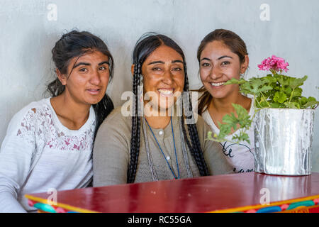 Ladakh, India - 29 agosto 2018: Ritratto di indigeni sorridenti giovani donne in Ladakh, India. Editoriale illustrativa. Foto Stock