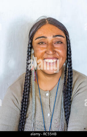 Ladakh, India - 29 agosto 2018: Ritratto di un indigeno sorridente giovane donna in Ladakh, India. Editoriale illustrativa. Foto Stock