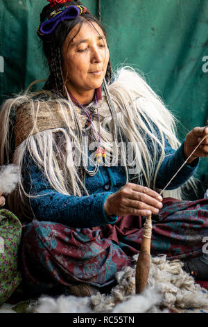 Ladakh, India - 29 agosto 2018: Ritratto di una donna indigena che lavorano in Ladakh, India. Editoriale illustrativa. Foto Stock