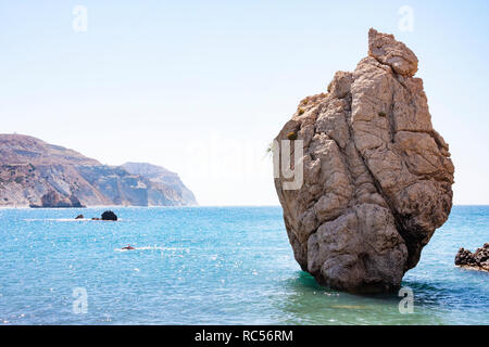 Spiaggia d'amore. Roccia di Afrodite - Aphrodite il luogo di nascita di vicino alla città di Paphos. La roccia del Greco (Petra tou Romiou). Isola di Cipro Foto Stock