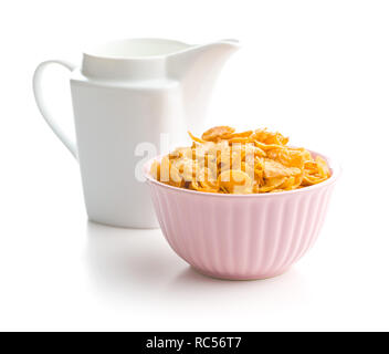 Cereali per la prima colazione o cornflakes nella ciotola e latte isolati su sfondo bianco. Foto Stock