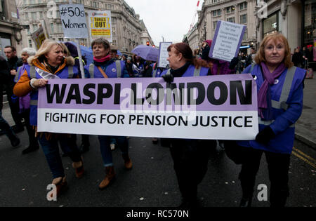 Dimostrazione da parte dell'Assemblea della gente contro austerità chiamando per un'elezione generale. I membri di WASPI (Donne contro la pensione statale di disuguaglianza) prendere p Foto Stock