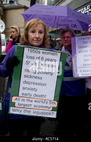 Dimostrazione da parte dell'Assemblea della gente contro austerità chiamando per un'elezione generale. I membri di WASPI (Donne contro la pensione statale di disuguaglianza) prendere p Foto Stock