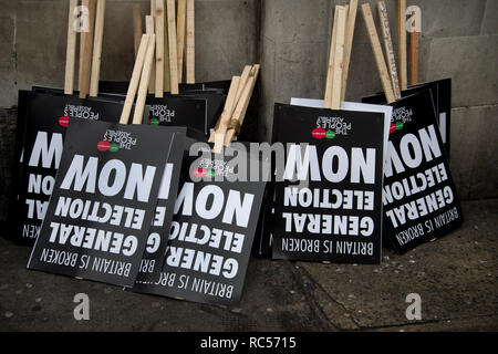 Dimostrazione da parte dell'Assemblea della gente contro austerità chiamando per un'elezione generale. Cartelli dicendo "La Gran Bretagna è rotto. Elezioni generali ora'. Foto Stock