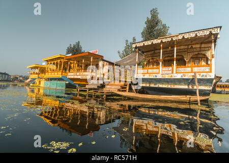 Srinagar, India - 12 Settembre 2018: Colorful houseboats tipico per la città di Srinagar nel Kashmir India. Editoriale illustrativa. Foto Stock