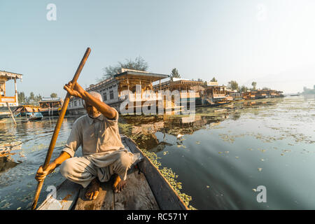 Srinagar, India - 12 Settembre 2018: Indiano uomo paddling la sua barca nella città di Srinagar nel Kashmir India. Editoriale illustrativa. Foto Stock