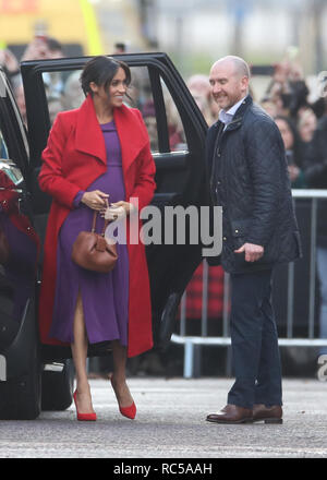 La Duchessa di Sussex, arriva in piazza Hamilton durante una visita a Birkenhead con suo marito il Duca di Sussex. Foto Stock