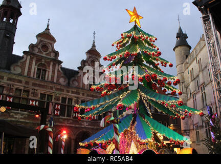 AALST, Belgio, 3 gennaio 2019: vista del Grote Markt e magia albero di Natale Ride in Aalst, Fiandre orientali. Foto Stock