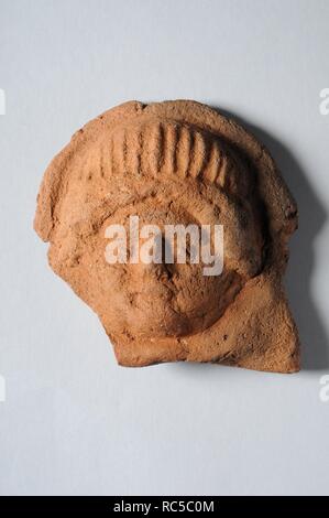 Antefisse di terracotta che rappresentano la testa femminile con capelli corti e ingombranti sulla parte anteriore. Altezza 11, 5 cm di larghezza 10, 8 cm peso 2, 6 cm (1 st - 3° CE ) - Periodo romano dal ' Basilica ' - sito archeologico di Complutum in Alcalá de Henares ( Madrid ). Spagna. Foto Stock