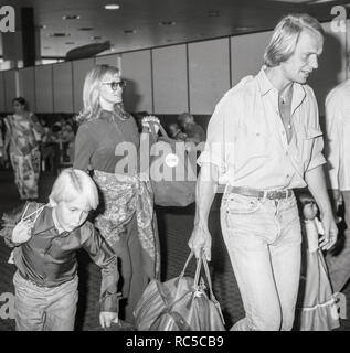 Attore americano David Soul con la sua famiglia in arrivo all' Aeroporto di Heathrow nel settembre 1979. Foto Stock
