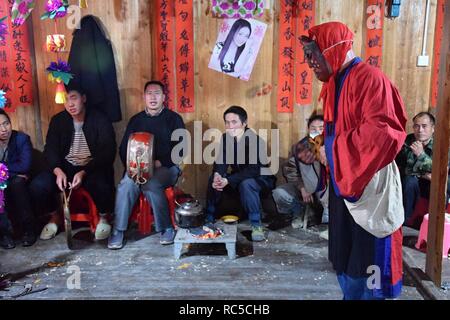 GUIZHOU, Cina - circa nel dicembre 2018: il rituale riscattando il voto accompagnato da performance teatrale ha fatto con il rituale maestri. Foto Stock