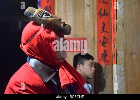 GUIZHOU, Cina - circa nel dicembre 2018: il rituale riscattando il voto accompagnato da performance teatrale ha fatto con il rituale maestri. Foto Stock