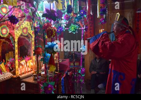 GUIZHOU, Cina - circa nel dicembre 2018: il rituale riscattando il voto accompagnato da performance teatrale ha fatto con il rituale maestri. Foto Stock