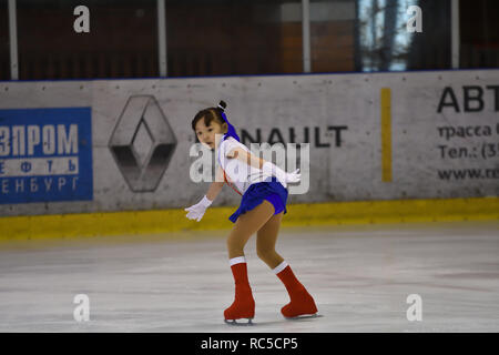 Orenburg, Russia - Marzo 25, 2017 Anno: ragazze competere nel pattinaggio di figura 'Orenburg distese' Foto Stock