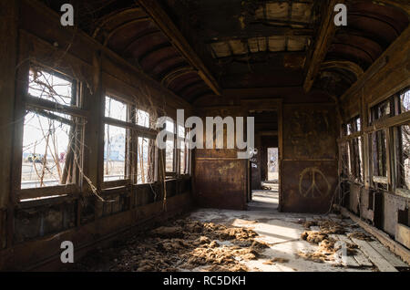 Interno della vendemmia arrugginito carro ferroviario con luce naturale proveniente dalle finestre. Foto Stock