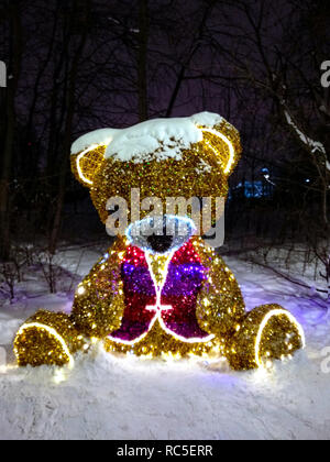 Mosca, Russia - 13 gennaio 2019. Park Altufevo, incandescente composizione Orso Photozone installazione di vacanza Foto Stock