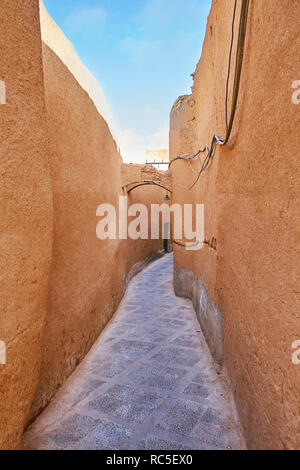 Passeggiata lungo le strette adobe backstreet della vecchia Yazd - una delle città più antiche del mondo, Iran. Foto Stock