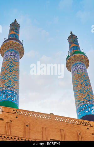 La Moschea Jameh vanta uno dei più alti minareti in paese, situato sulla parte superiore del portale di ingresso, Yazd, Iran. Foto Stock