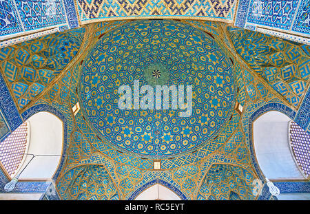 YAZD, IRAN - 18 ottobre 2017: la splendida cupola della storica moschea Jameh ornato di modelli islamici e complesse opere di muratura, il 18 ottobre a Yazd. Foto Stock