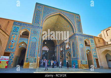 YAZD, IRAN - 18 ottobre 2017: medievale moschea Jameh è popolare tra i turisti, Iraniana pellegrini e devoti locali, il 18 ottobre a Yazd. Foto Stock