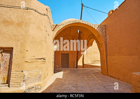 Esplorare la storica città di adobe di Yazd - uno dei più antichi del mondo con un labirinto di strette strade curve, alti recinti di argilla, numerosi passaggi (kuche), ho Foto Stock