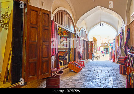 YAZD, IRAN - 18 ottobre 2017: le bancarelle di Chahar Souk bazaar offrono una ampia gamma di deserto di pezzi di artigianato, il 18 ottobre a Yazd. Foto Stock
