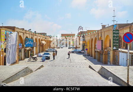 YAZD, Iran, 18 ottobre 2017: il vicolo del Bazaar di Khan con linee di negozi e il portale di Mulla Ismael moschea sullo sfondo, il 18 ottobre a Foto Stock