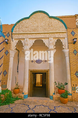 YAZD, Iran, 18 ottobre 2017: gli ornati in stucco bianco portico del palazzo di Yazd Associazione Bar, situato nella città vecchia, il 18 ottobre a Yazd. Foto Stock