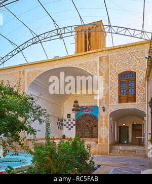 YAZD, Iran, 18 ottobre 2017: Le ricche decorazioni a stucco del cortile del palazzo di Yazd Bar Association, il 18 ottobre a Yazd. Foto Stock