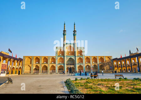 YAZD, IRAN - 18 ottobre 2017: Il Hosseinieh di Amir Chakhmaq complesso con intricati Mosaico pattern in azzurro colori, tre-mo piano struttura ad arco un Foto Stock