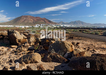 Montana Roja e Playa Blanca da Punta Pechiguera, Playa Blanca, Lanzarote, Spagna. Foto Stock